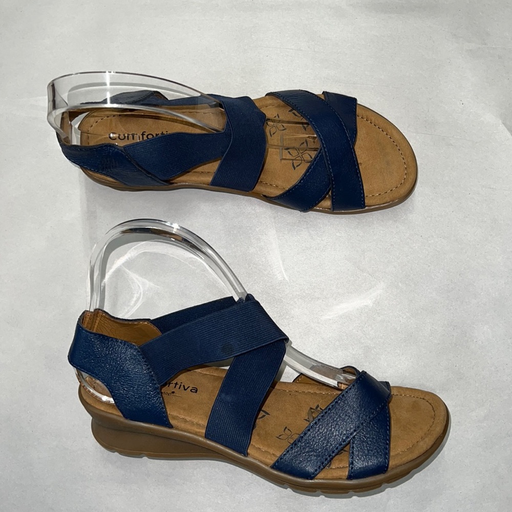 Woman’s comfortiva Keagan sandals, size 8, medium indigo, blue leather
